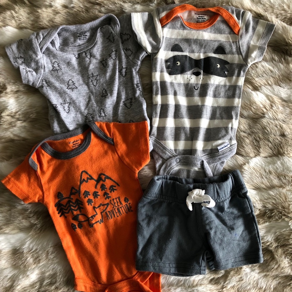 Newborn short-sleeved onesies and shorts